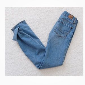 American Eagle Light wash super stretch straight